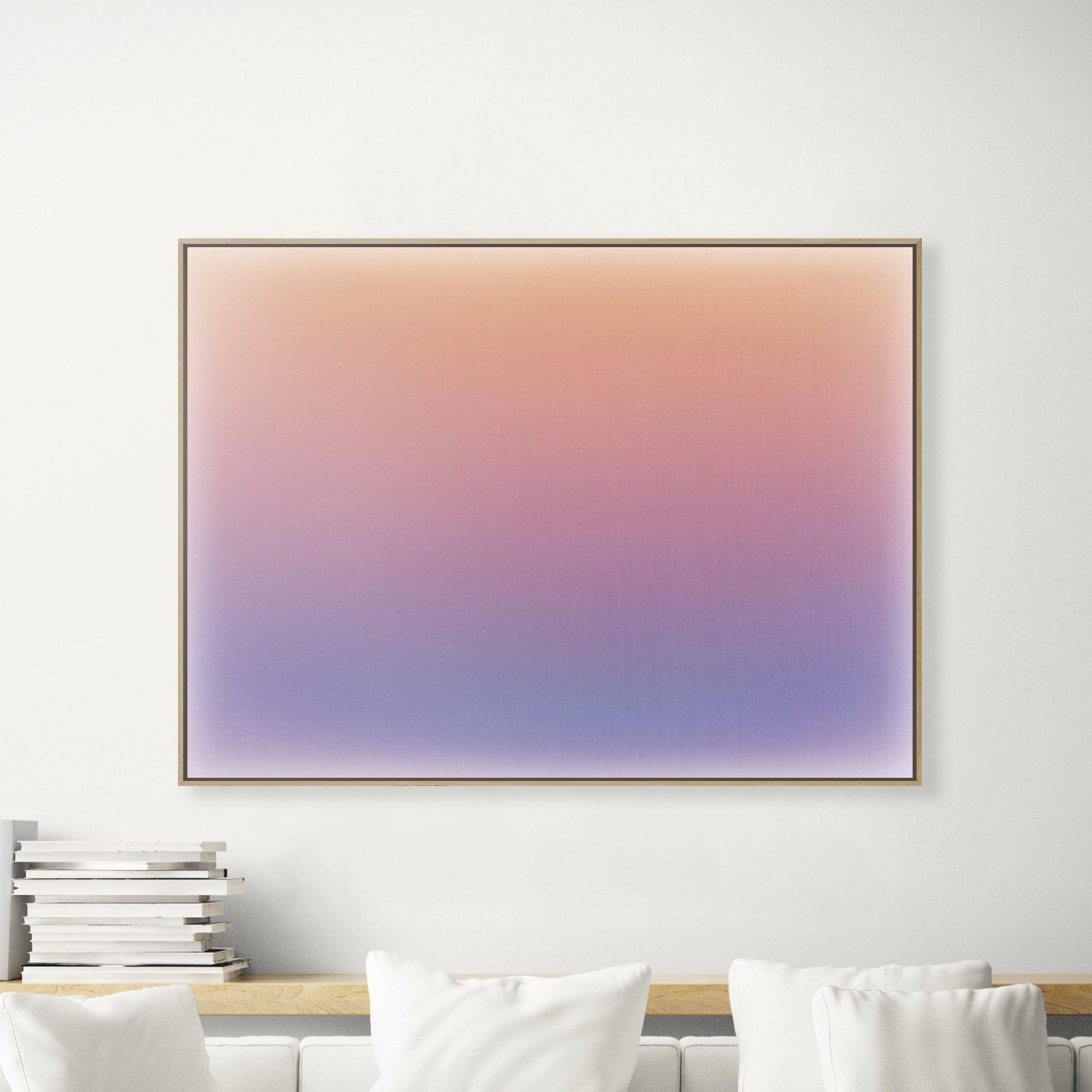 Tableau Kupko dans un cadre en bois clair au dessus d'un canapé