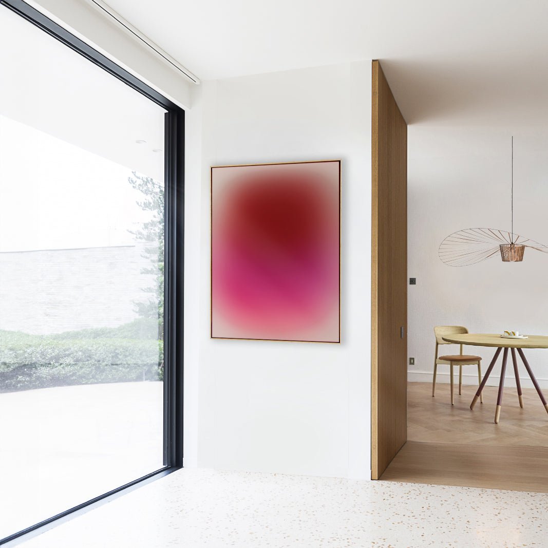Ambiance artistique autour du tableau Vamo avec cadre bois naturel, tonalités pourpre et rose