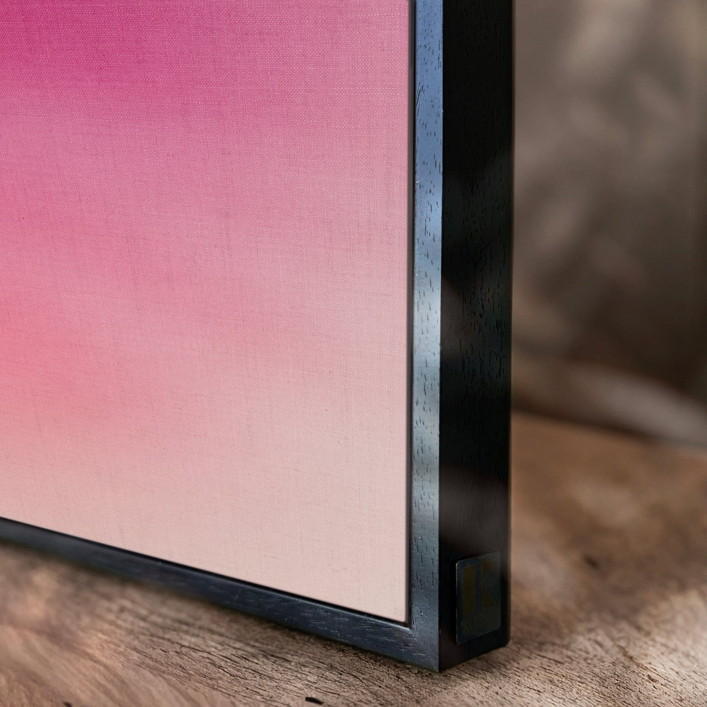Détail du cadre noir du tableau Vamo, finition mate et contraste élégant