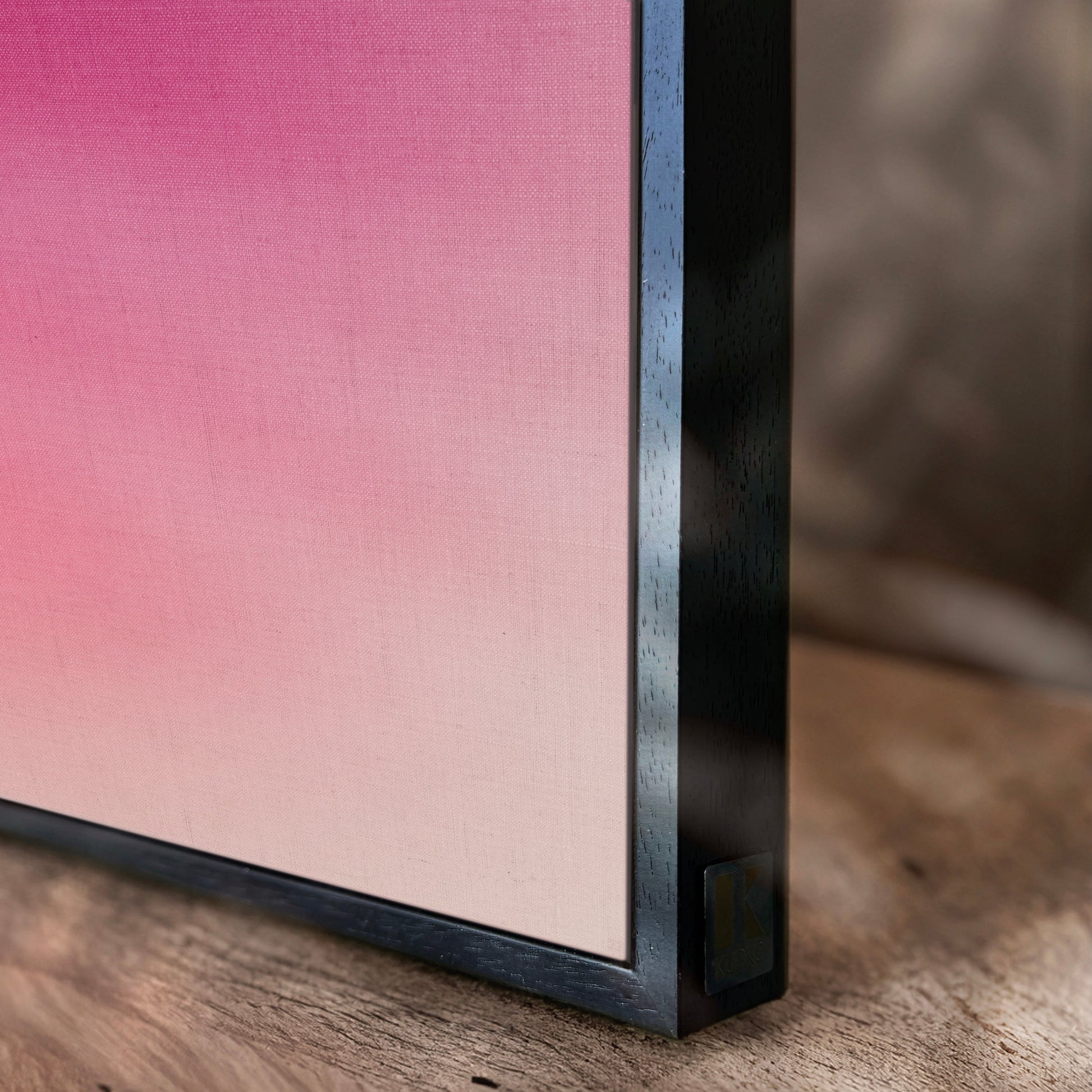 Détail du cadre noir du tableau Vamo, finition mate et contraste élégant