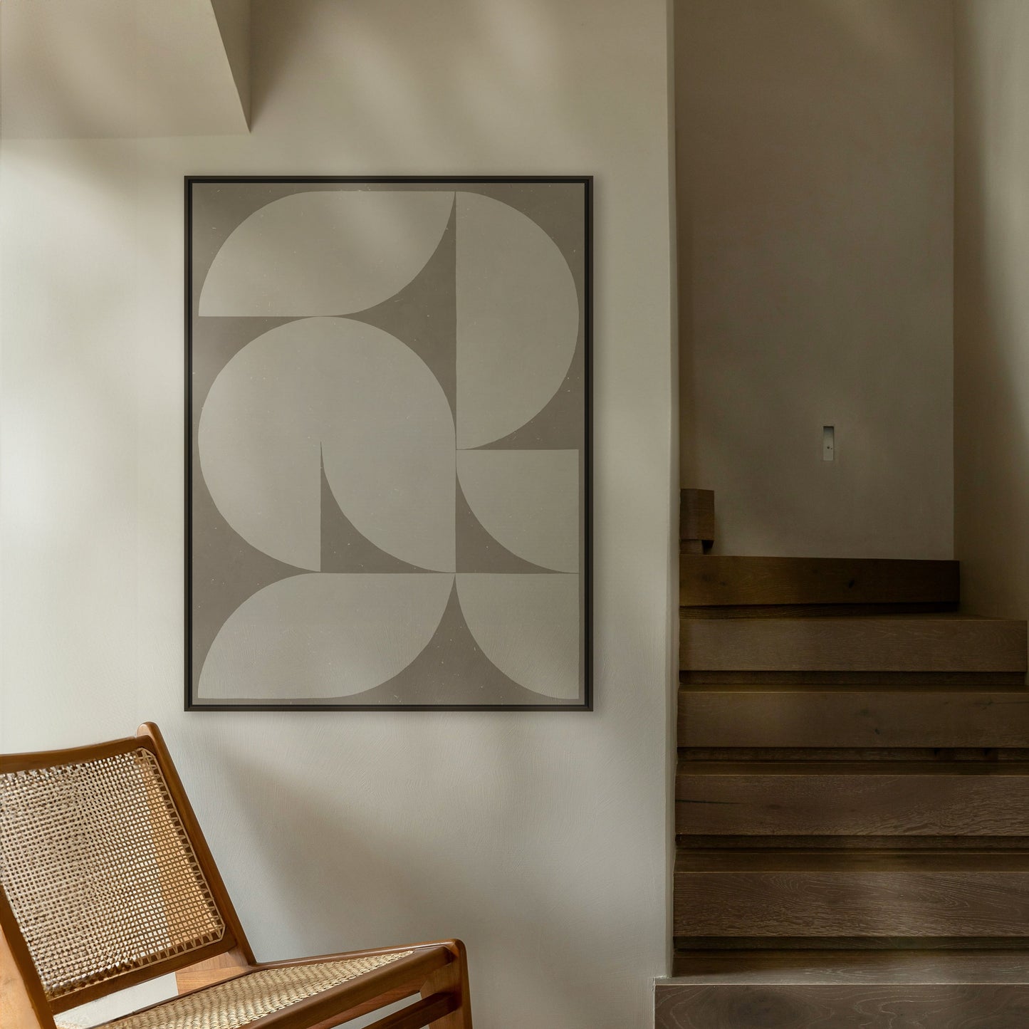 Tableau vertical inspiré du Bauhaus, de marque Kupko, jouant avec les formes et les contrastes pour une esthétique à la fois audacieuse et équilibrée.