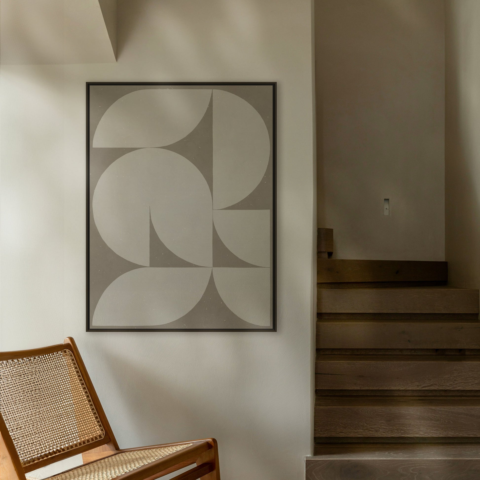 Tableau vertical inspiré du Bauhaus, de marque Kupko, jouant avec les formes et les contrastes pour une esthétique à la fois audacieuse et équilibrée.