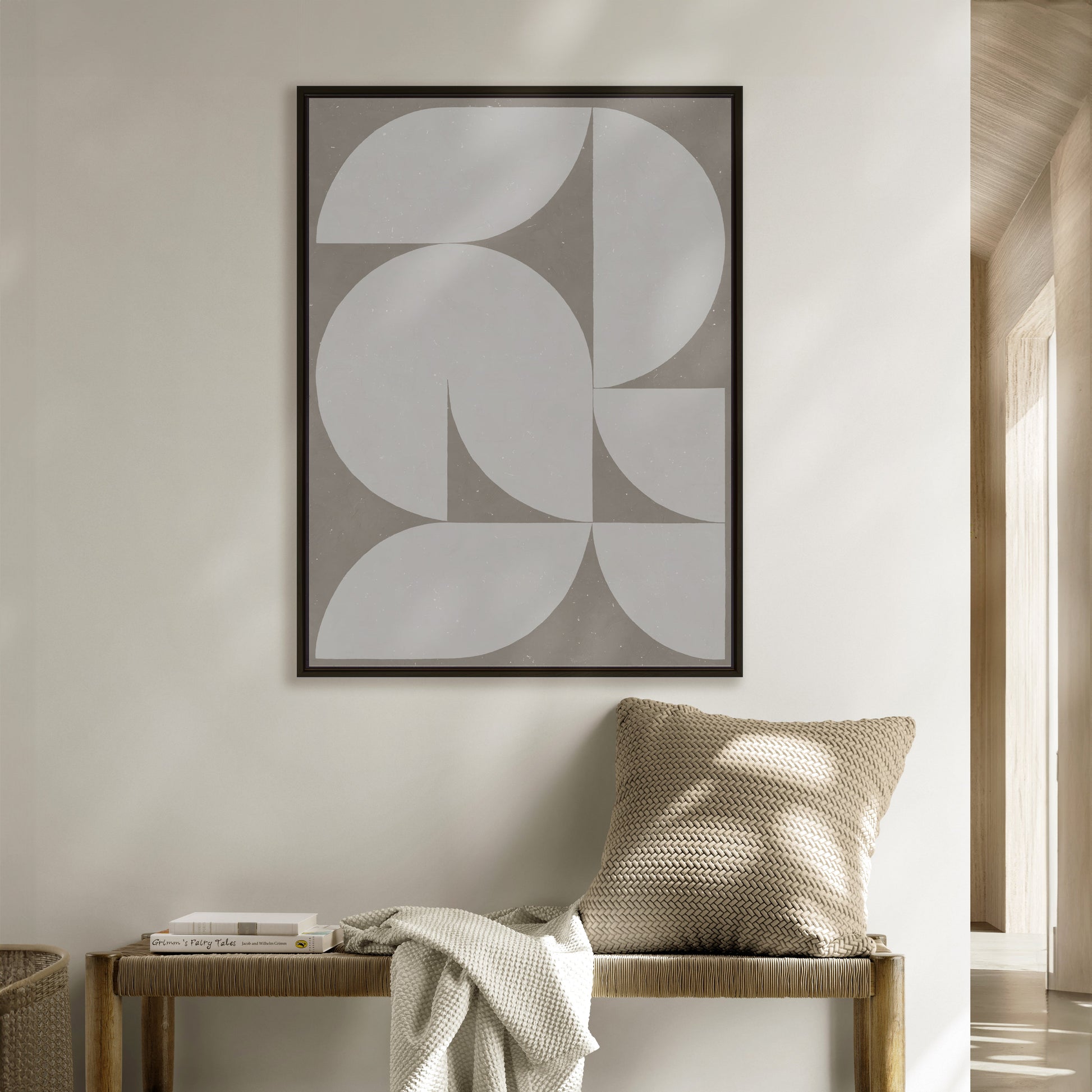 Tableau vertical aux influences Bauhaus, de marque Kupko, composé de formes structurées et de lignes épurées pour un intérieur au design affirmé.