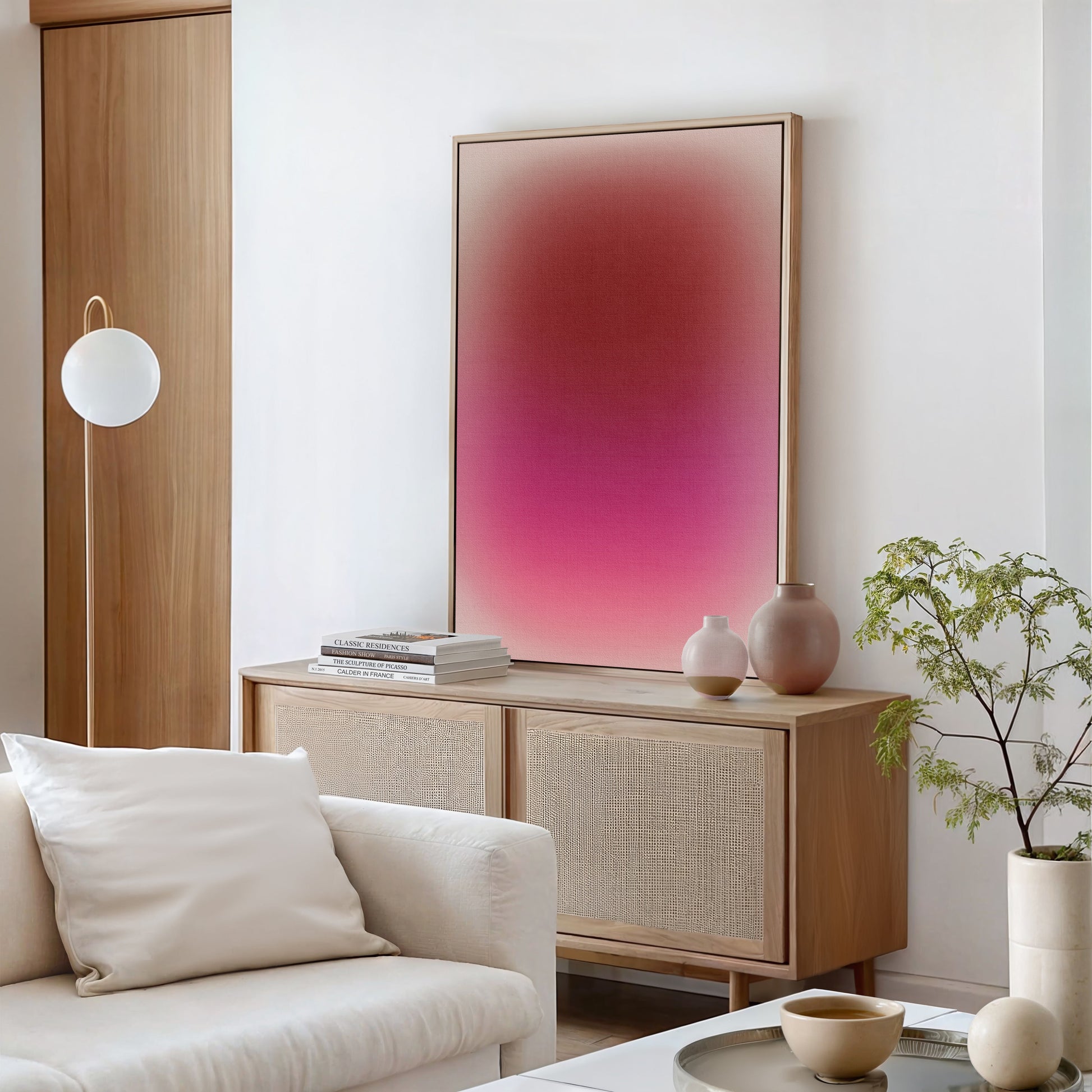 Tableau contemporain Vamo posé contre un mur blanc, cadre naturel en bois et ambiance lumineuse