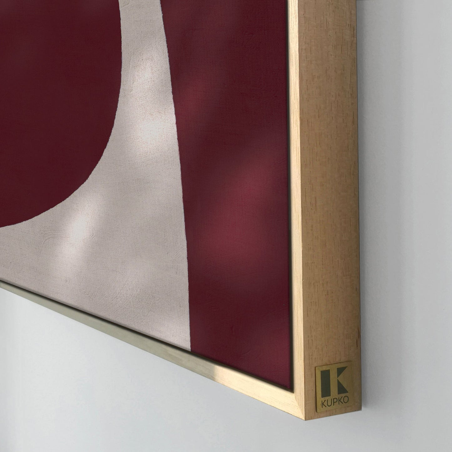 Détail d'un tableau bordeaux avec cadre en bois
