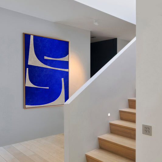 Grand tableau abstrait bleu de Kupko accroché dans un hall moderne