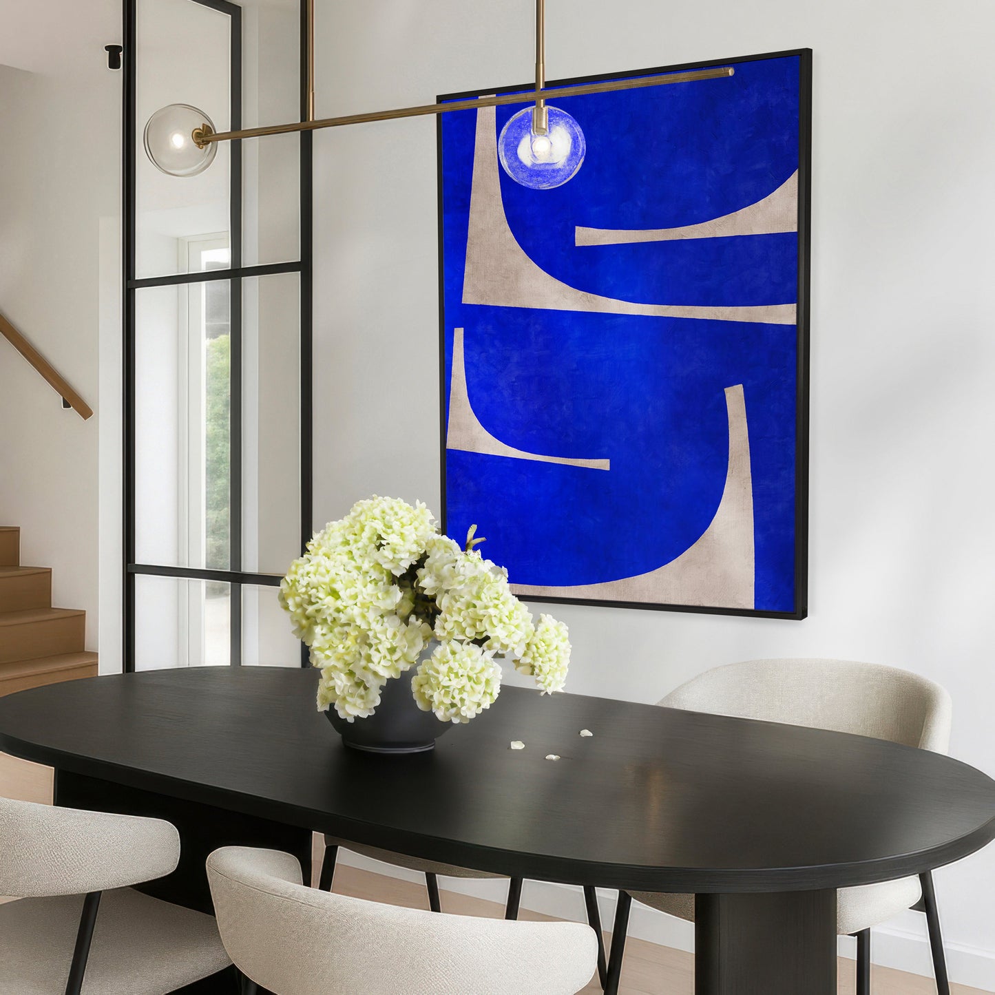 Tableau bleu Outremer de Kupko dans une salle à manger